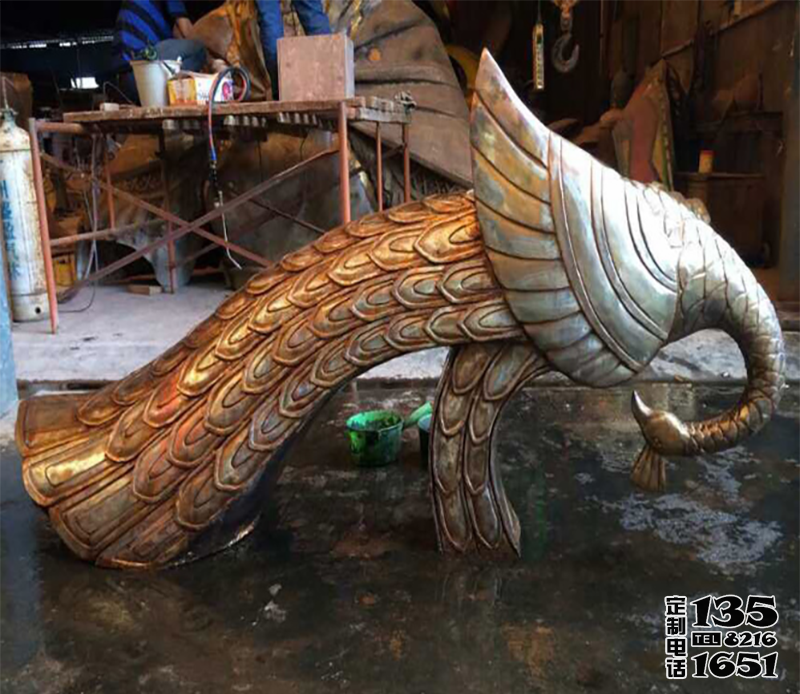 商場室內(nèi)低頭的玻璃鋼美陳裝飾品孔雀雕塑