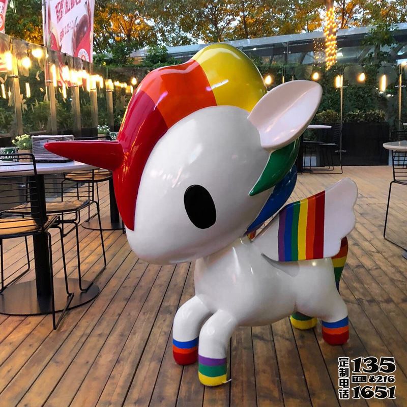 游樂場(chǎng)里擺放的彩色的玻璃鋼卡通獨(dú)角獸雕塑