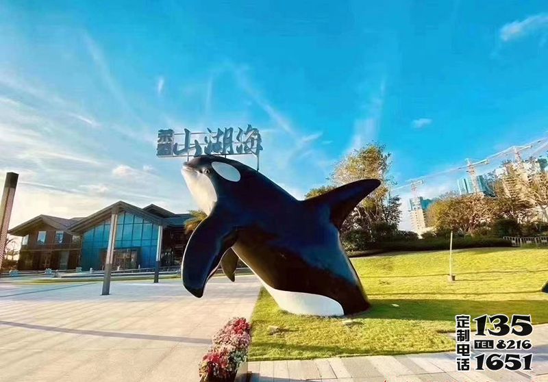 公園擺放的創(chuàng)意半身玻璃鋼鯨魚(yú)雕塑
