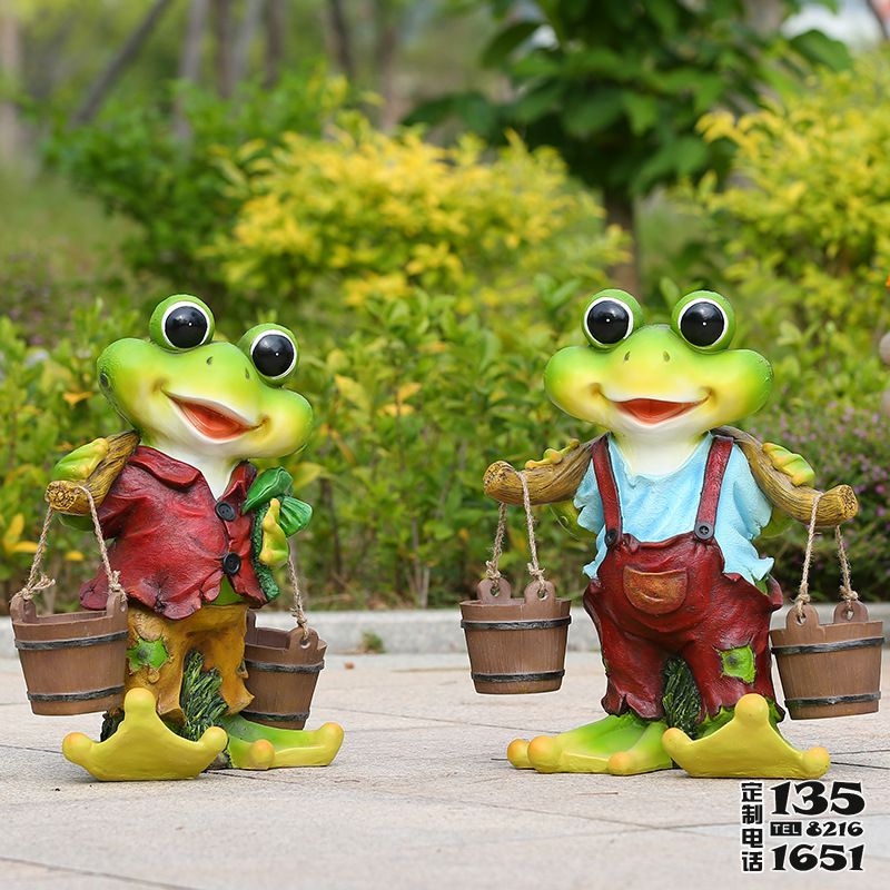 草坪兩只可愛(ài)的玻璃鋼青蛙雕塑