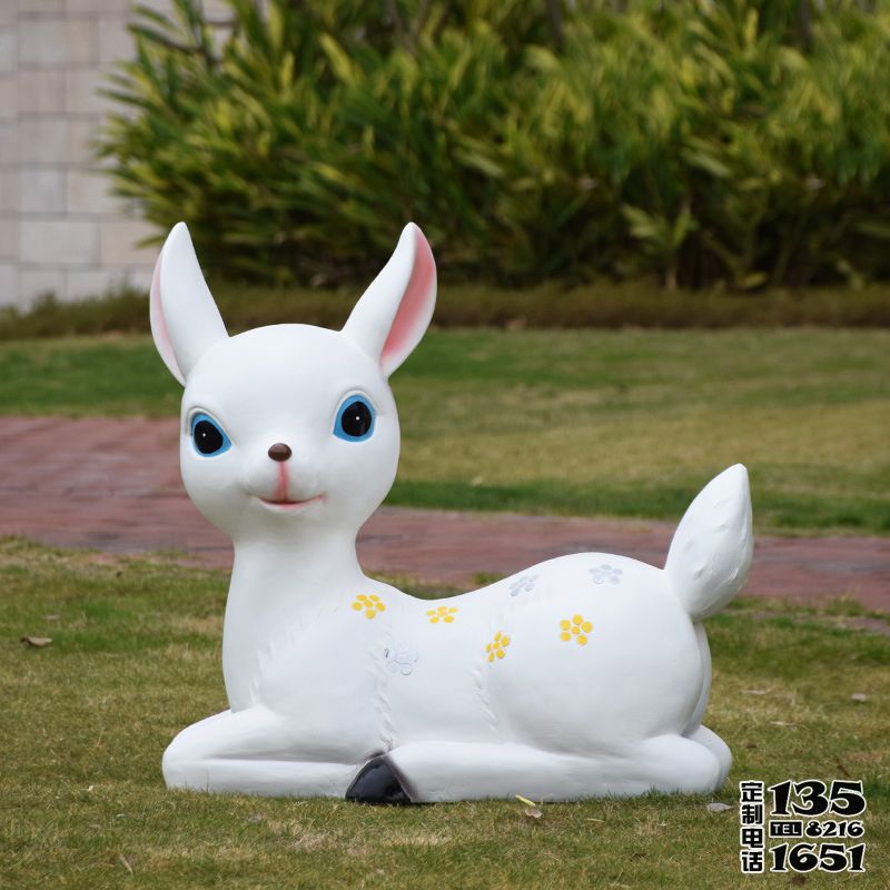 戶外園林一只臥著的玻璃鋼卡通可愛(ài)的梅花鹿雕塑