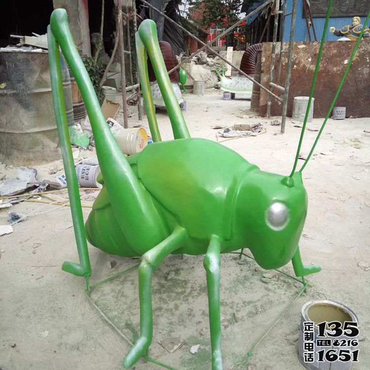 公園擺放的玻璃鋼噴漆創(chuàng)意 蚱蜢雕塑